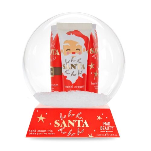 Το Snow Globe Hand Cream Trio περιλαμβάνει τρεις υπέροχες αρωματικές κρέμες χεριών, εμπλουτισμένες με βούτυρο καριτέ, που προσφέρουν θρέψη και απαλότητα. Τα αρώματα περιλαμβάνουν: Winter Berry – γλυκό και δροσερό άρωμα χειμωνιάτικων μούρων Cotton Candy – παιχνιδιάρικη γλυκύτητα που θυμίζει γιορτινό ζαχαρωτό Honey – ζεστή και καθησυχαστική γλυκάδα μελιού Ιδανικό για την περιποίηση των χεριών κατά την γιορτινή περίοδο.
