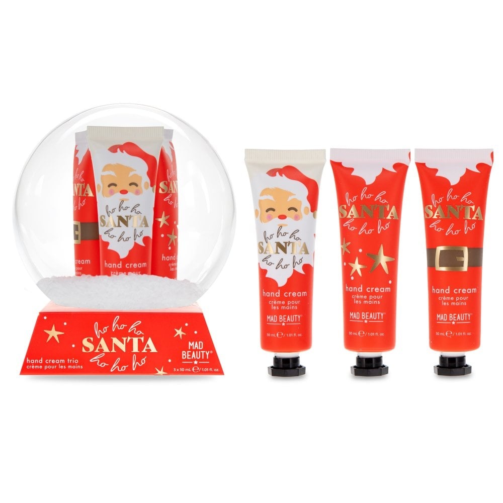 Το Snow Globe Hand Cream Trio περιλαμβάνει τρεις υπέροχες αρωματικές κρέμες χεριών, εμπλουτισμένες με βούτυρο καριτέ, που προσφέρουν θρέψη και απαλότητα. Τα αρώματα περιλαμβάνουν: Winter Berry – γλυκό και δροσερό άρωμα χειμωνιάτικων μούρων Cotton Candy – παιχνιδιάρικη γλυκύτητα που θυμίζει γιορτινό ζαχαρωτό Honey – ζεστή και καθησυχαστική γλυκάδα μελιού Ιδανικό για την περιποίηση των χεριών κατά την γιορτινή περίοδο.